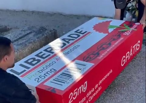 25 Abril. Bordalo II coloca caixa de "probiótico antifascista" sobre campa de Salazar