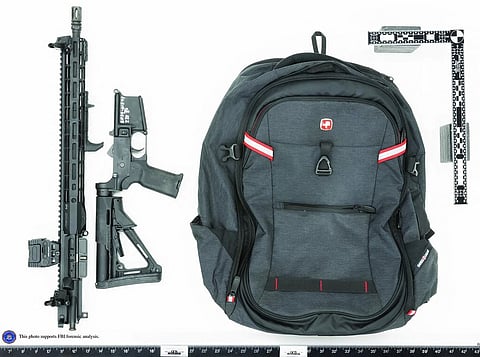 A mochila e arma desmontada do suspeito reveladas pelo FBi