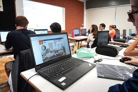 BE propõe suspensão dos exames digitais no Ensino Básico e fim dos manuais digitais