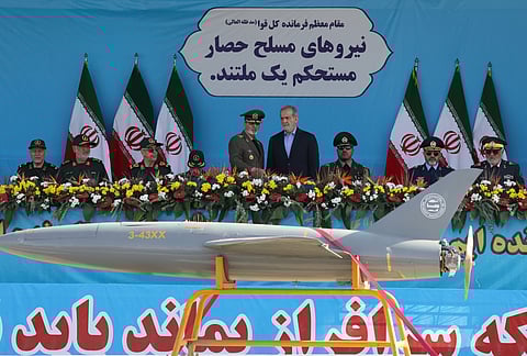 Presidente iraniano Masoud Pezeshkian assiste ao desfile das forças armadas, que apresentou drones Shahed.