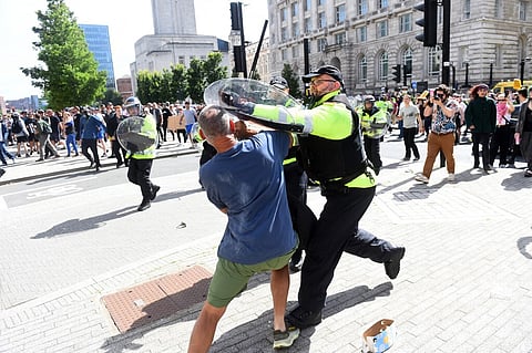 Confrontos no Reino Unido entre polícia e manifestantes anti-imigração. PM diz que "não há desculpa para a violência"