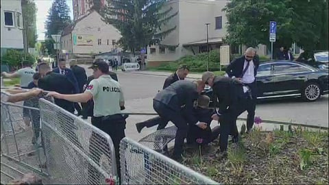 Seguranças levam Robert Fico para o automóvel, segundos depois de ter sido atingido.