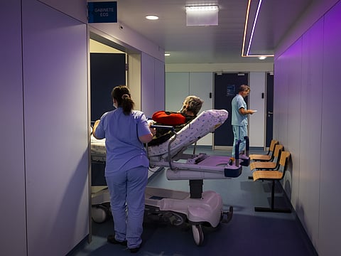 Ministra insiste para utentes continuarem a ligar paras linhas SNS24 e SOS Grávida.