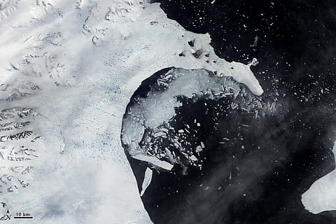 O degelo na Antártica é um dos fenómenos que vinha  a ser observado pelo satélite 'Terra'. -- Foto: NASA Earth Observatory via The New York Times