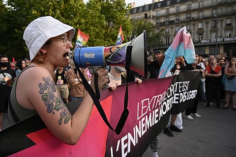 Milhares de parisienses manifestam-se contra extrema-direita e pedem clarificação a Macron