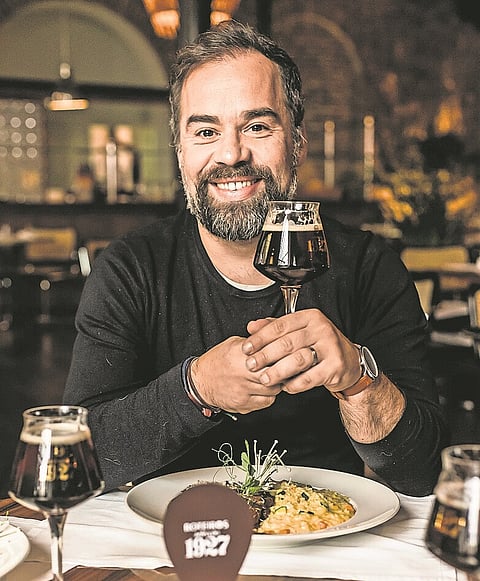O argumentista, comediante, produtor, Luís Filipe Borges surge aqui à mesa: tem saudades do “esparguete com ovo e chouriço” da mãe.