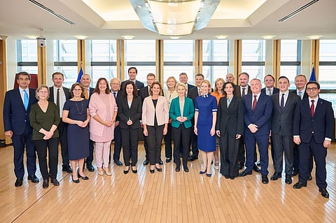 Ursula von der Leyen e a sua nova equipa, à exceção dos comissários da Áustria e da Eslovénia.