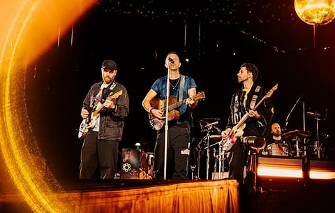 Vocalista dos Coldplay cai num buraco durante concerto na Austrália