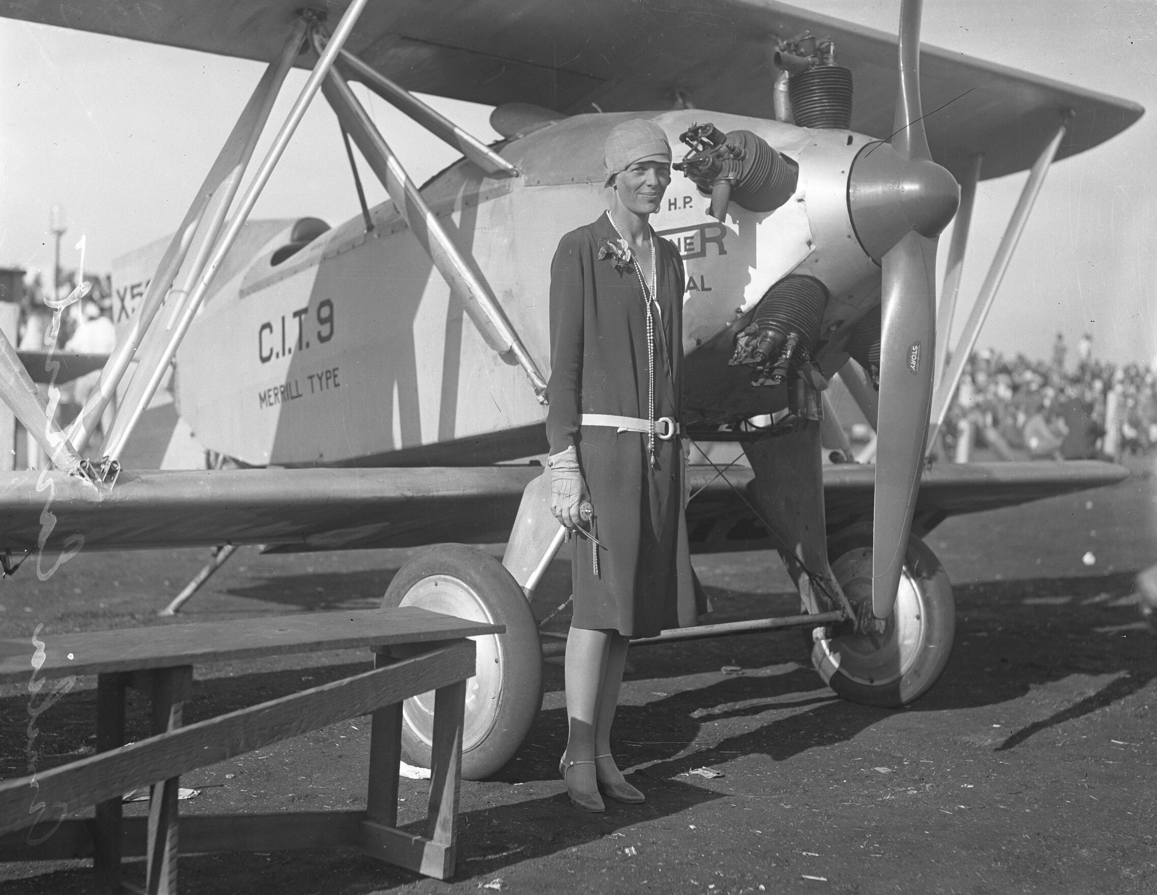 Amelia Earhart junto a um avião modelo Merrill CIT-9, em 1928.