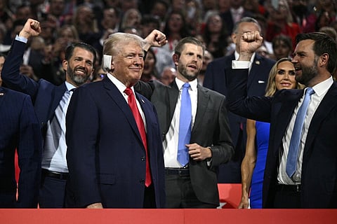 Trump rodeado dos filhos Donald Jr. e Eric, e do homem que escolheu para concorrer consigo, J.D. Vance (à direita).