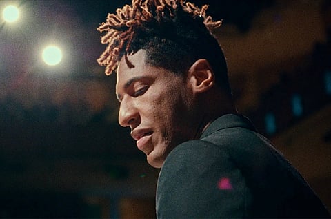 Jon Batiste em American Symphony: a música nasceu da alegria e do drama
