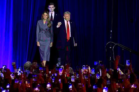 Donald Trump, com a mulher Melania e o filho Barron, disse ter recebido dos eleitores um “mandato poderoso e sem precedentes”.