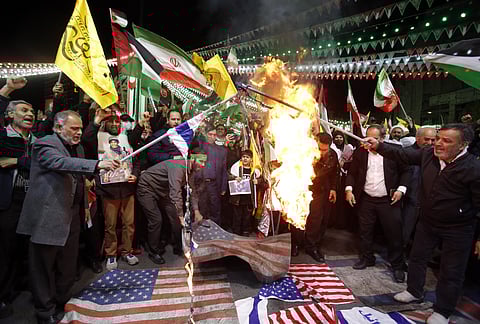 Iranianos protestaram em Teerão queimando bandeiras israelitas e dos EUA.