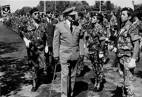 General António Spínola em revista às tropas