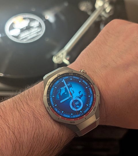 O design do Watch GT 5 Pro é sóbrio e atraente. O écrã é excelente.
