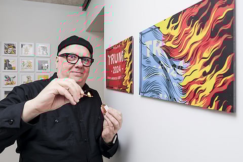 Christopher Sperandio usa a arte para criticar Trump, mas tem um chapéu MAGA para o que der e vier