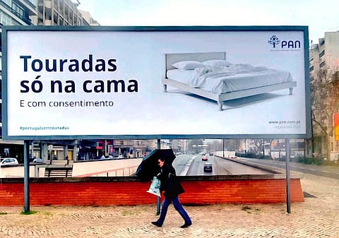 Um cartaz do PAN, no Campo Pequeno, em Lisboa, brinca com as touradas, apelando à sua abolição.