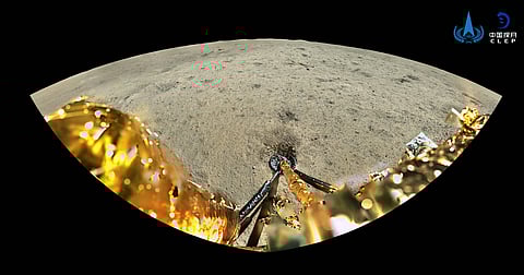 Imagem da superfície lunar tirada com a câmara panorâmica da sonda Chang'e-6,