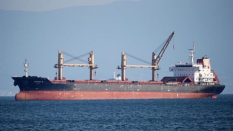 Míssil atinge cargueiro grego no Mar Vermelho