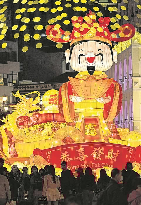 Decoração de lanternas do Ano Novo Chinês, já em 2024, na Praça do Leal Senado, em Macau, é o motivo alusivo ao Deus da Fortuna, uma figura venerada na cultura chinesa como a divindade do património e da riq