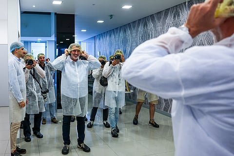 Cotrim Figueiredo (C), durante a visita à empresa Polivouga, em Albergaria-a-Velha.