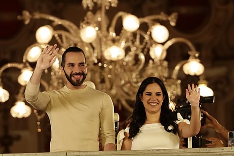 Nayib Bukele e a mulher, Gabriela Rodriguez de Bukele, no Palácio Nacional este domingo à noite.