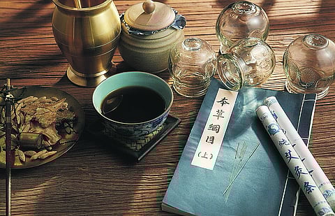 O Bencao Gangmu, conhecido como Compêndio de Matéria Médica, é a obra escrita por Li Shizhen, durante a Dinastia Ming, e publicada no final do século XVI. Contém todas as plantas, animais, minerais e objetos que se