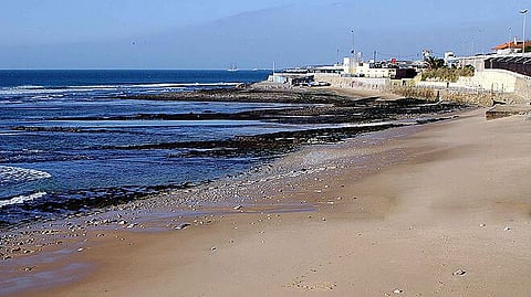 Praia da Parede interditada a banhos