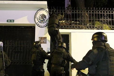 Agentes da polícia equatoriana invadiram a embaixada do México em Quito para retirar à força Jorge Glas, político de oposição condenado por corrupção, que ali se refugiara.