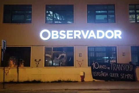 Vandalizada fachada da sede do jornal Observador