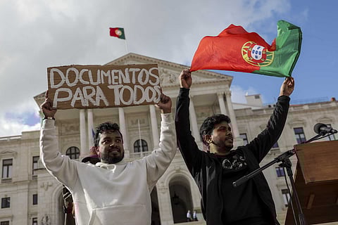 Manifestação de imigrantes esta sexta-feira junto à Assembleia da República.