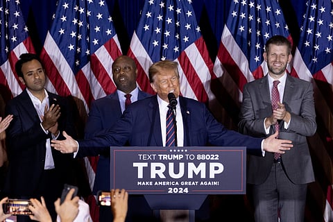 Donald Trump ao lado de dois ex-adversários e do filho, em New Hampshire.