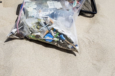 Os microplásticos e as beatas de cigarros são dois dos resíduos mais encontrados nas limpezas das praias em Portugal.