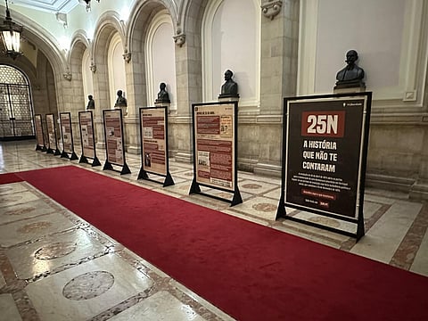 A exposição é composta por 16 painéis que relatam momentos do PREC.