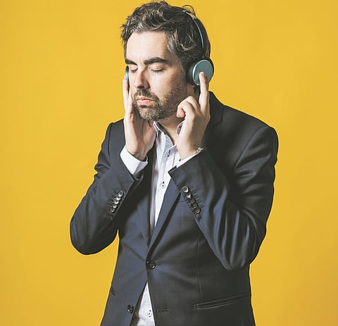 O escritor e cronista tem o inusitado hábito de enviar 'e-mails' a si próprio que depois não lê. Deveras estranho! Quer adivinhar a dizer o quê?