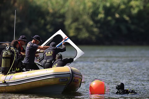 Mergulhadores já retiraram cauda do helicóptero no rio Douro