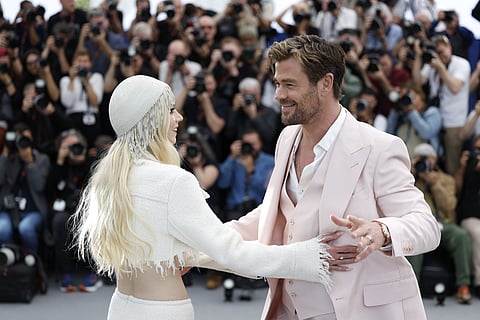 Anya Taylor-Joy e um Chris Hemsworth sem o nariz falso do seu vilão de Furiosa- Uma Saga Mad Max.