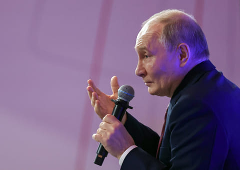 Putin reformula Ministério da Defesa russo e nomeia uma prima como vice-ministra
