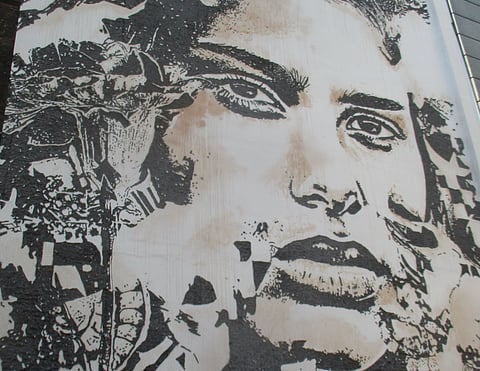 Vhils inaugura em Bruxelas mural que é mescla de revoluções europeias