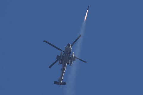 Um helicóptero Apache israelita num ataque no Líbano.