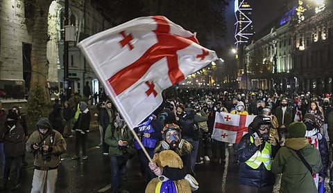 Os georgianos pró-europeus saíram esta sexta-feira à rua em protesto contra o governo pelo 16.º dia consecutivo.