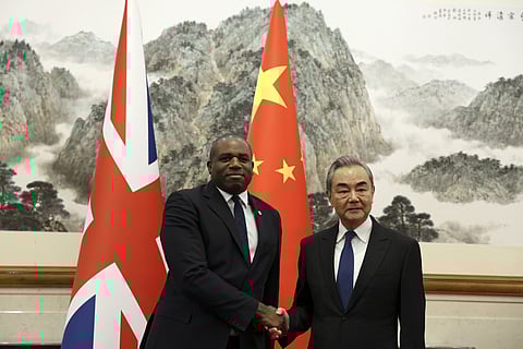 Ministro dos Negócios Estrangeiros britânico, David Lammy, e o homólogo chinês, Wang Yi