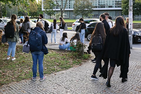 É consensual entre os peritos que quanto mais tempo os jovens recém licenciados estiverem afastados do mercado de emprego, mais difícil será a sua integração.
