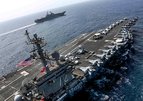 O porta-aviões USS Abraham Lincoln (em primeiro plano).