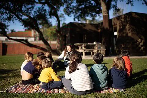 N’A Quinta, as crianças aprendem com métodos diferentes, como jogos ou atividades, não usando livros. Há também animais e hortas, que são cuidados pelos pais dos alunos, quando possível. (Carlos Pimen