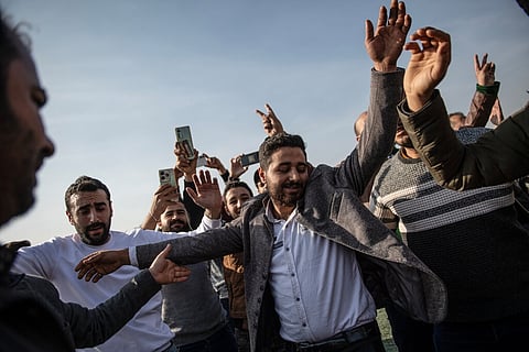 Alegria e danças no centro de Damasco, enquanto noutras paragens da capital se reportavam tiros para o ar e momentos de tensão.