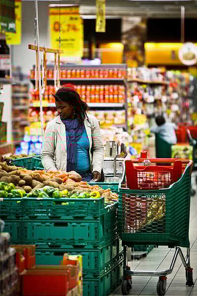 Famílias  enfrentam subida dos preços de bens essenciais acima dos aumentos salariais previstos.