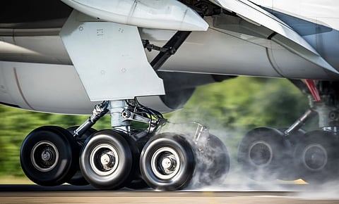 Homem em "hipotermia grave" descoberto em trem de aterragem de avião em Paris