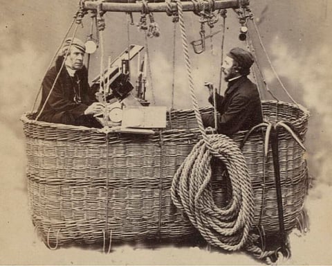 James Glaisher e Henry Tracey Coxwell, no embalo de um cesto de balão, subiram a 8.800 metros de altitude
