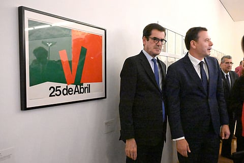 O primeiro-ministro, Luis Montenegro (D), acompanhado pelo presidente da Câmara Municipal do Porto, Rui Moreira (E) durante a inauguração da exposição "Pré/Pós - Declinações Visuais do 25 